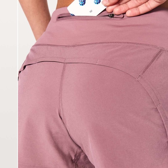 Lululemon Run Times Short II Size 4 with a 4" inseam excellent
Figue - Picture 11 of 12